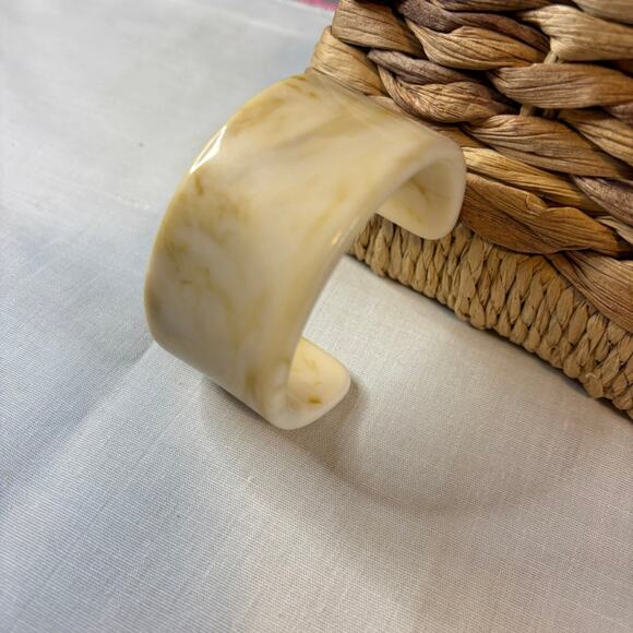 Set of 2 Acrylic Bracelets Square & Round Neutral Tone Boho Jewelry - Picture 6 of 7